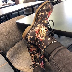 AUTUMN Doc Martens Barely Worn Victorian Flowers Size 7 US (fits me size 6.5 US)